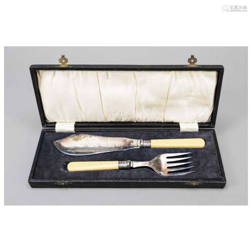 Two-piece fish serving set, England c