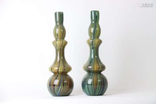 MURANO, paire de vases à long col dans les tons vert et marr...