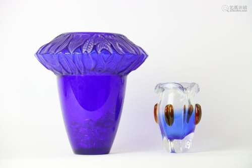 BACCARAT. XXe siècle. Réunion d'un vase en verre bleuté, col...