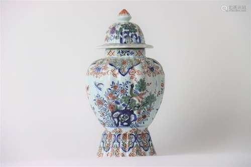 DELFT. Vase couvert ovoïde en faïence à décor polychrome ave...