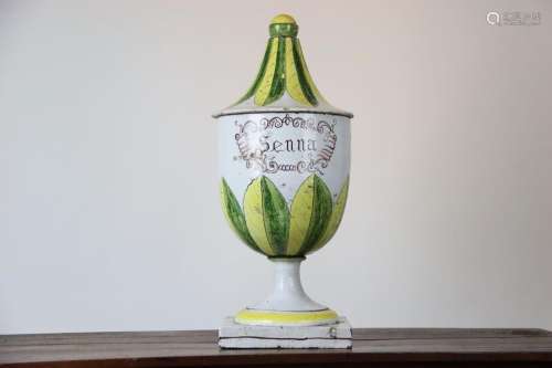 Imposant vase couvert sur piédouche en faïence à décor vert ...