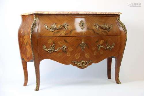 Commode galbée ouvrant par deux tiroirs, en marqueterie à dé...