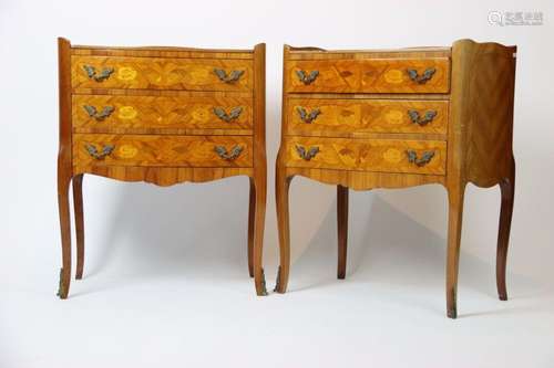 Paire de petites commodes en bois de placage ouvrant par tro...