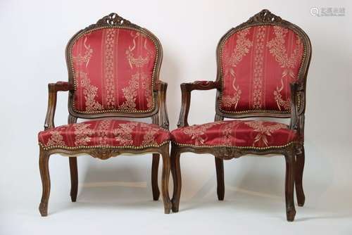 Réunion de deux fauteuils de style Louis XV en bois mouluré ...