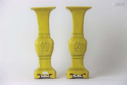CHINE. Paire de vases à section carrée en faïence jaunes fla...