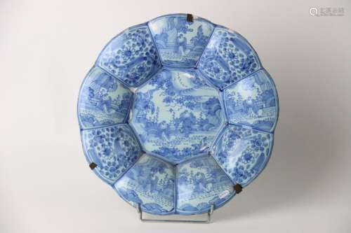 CHINE. Plat en porcelaine bleu blanc à contours polylobés et...