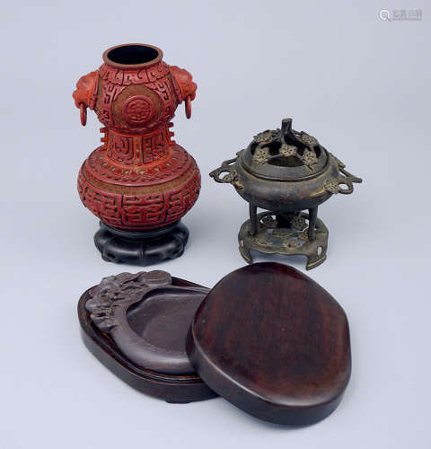 清 剔紅葫蘆瓶、銅爐 及 福壽圖端硯 共三件