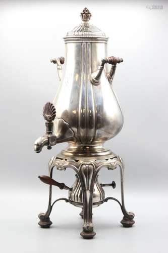 Samovar en métal argenté de forme balustre et son couvercle....