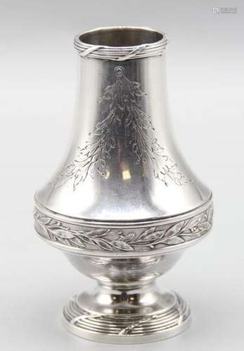 Vase en argent de style Louis XVI à décor de filets et ruban...