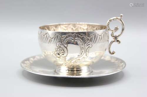 Tasse à chocolat et sas soucoupe en argent de style Louis XV...