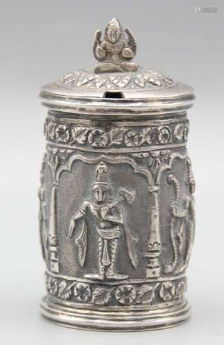 INDE?Petite boite cylindrique en argent à décor de divinités...