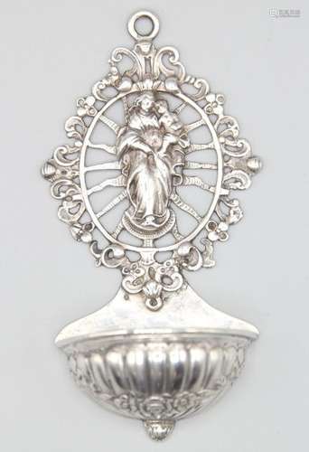 Bénitier en argent.Décor de la Vierge à l'Enfant dans un ent...