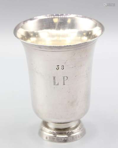 Timbale tulipe sur piédouche en argent.Piédouche orné de fri...