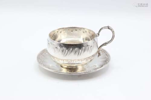 Tasse et soucoupe en argent de St. Louis XV , ensemble à déc...