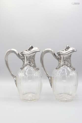 Paire de carafes en cristal, montures en argent et vermeil d...