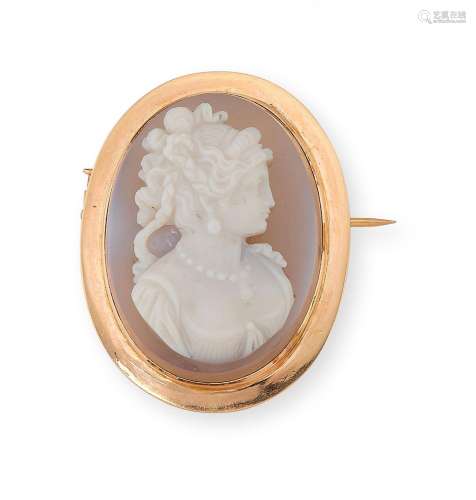 Broche en or jaune, ornée d’un camée sur agate représentant ...