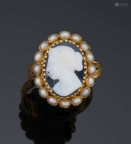 Bague en or jaune, ornée d’un camée représentant une femme d...