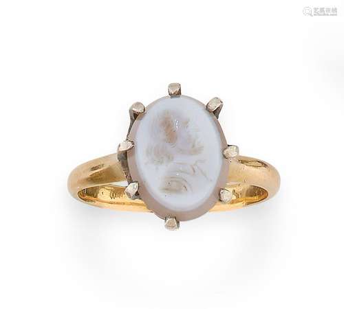 Bague en or jaune et argent, ornée d’une intaille gravée sur...