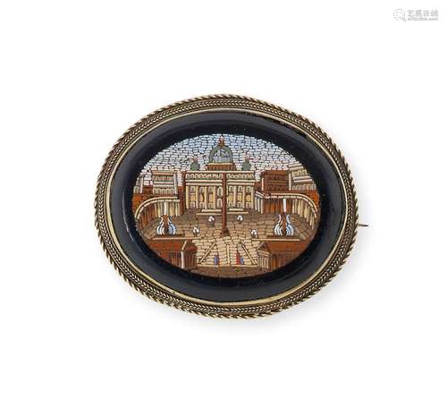 Broche en métal, ornée d’une micro-mosaïque représentant la ...