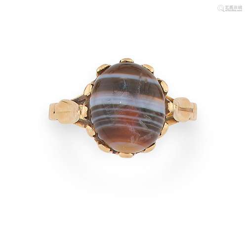 Bague en or jaune, ornée d’un cabochon d’agate gravé d’une i...