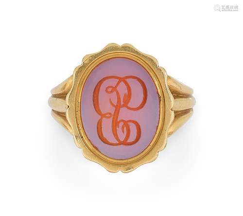 Bague en or jaune, ornée d’une intaille sur cornaline gravée...