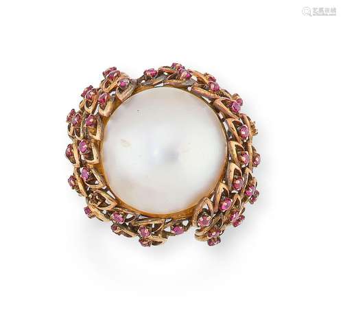 Bague en or jaune (14K), ornée d’une perle mabée dans un ent...