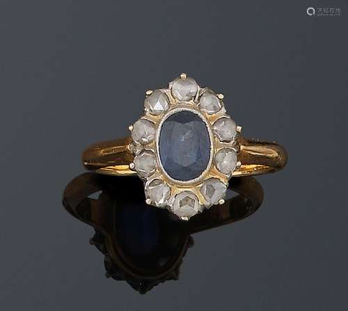 Bague « Fleur » en or jaune, ornée d’un saphir ovale dans un...