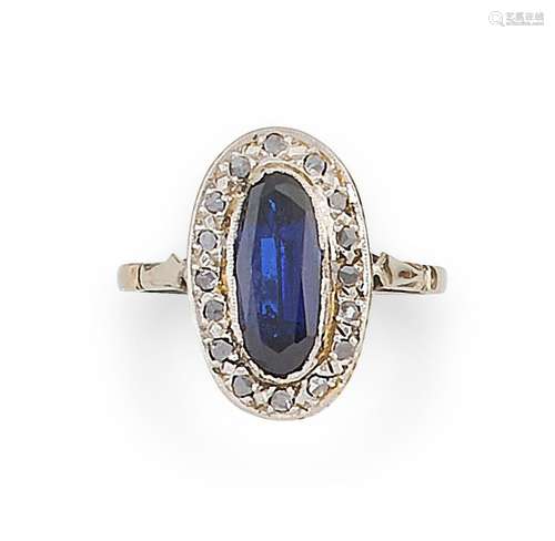 Bague ovale en or gris, ornée d’une pierre bleue dans un ent...