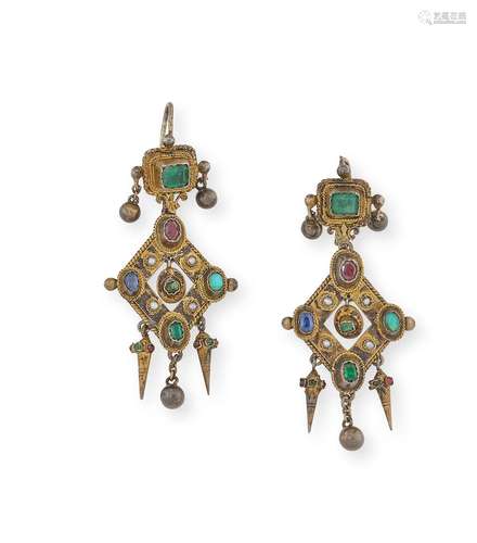 Paire de boucles d’oreilles de style Byzantin en vermeil, se...