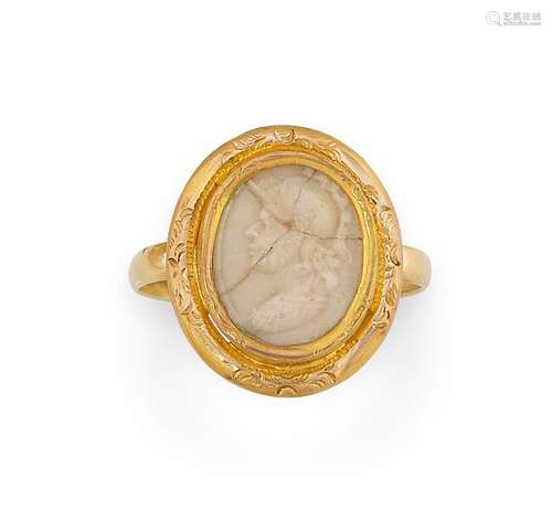 Bague en or jaune, ornée d’un camée sur pierre dure. P. Brut...