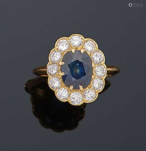 Bague « Fleur » en or jaune, ornée d’un saphir ovale dans un...