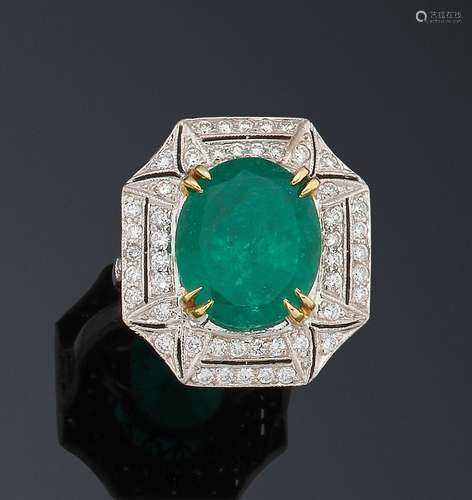 Bague en or gris, ornée d’une émeraude dans un entourage de ...