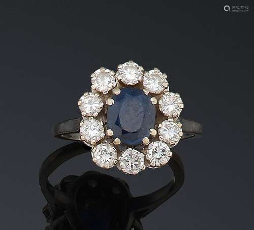 Bague « Fleur » en or gris, ornée d’un saphir dans un entour...