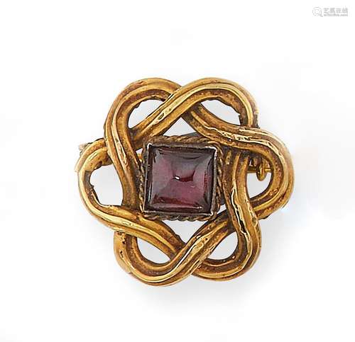 Broche « Entrelacs » en or jaune, ornée d’un grenat pain de ...