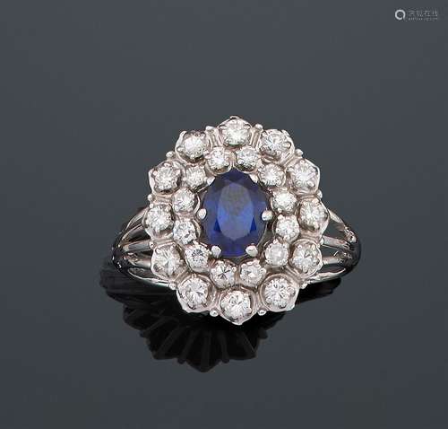 Bague « Fleur » en or gris, ornée d’un saphir ovale dans un ...