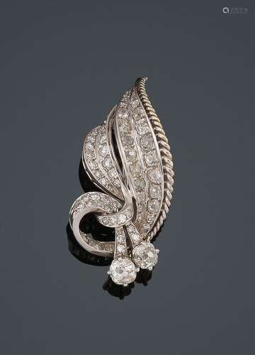 Broche « Nœud » en or gris, ornée de deux diamants de taille...