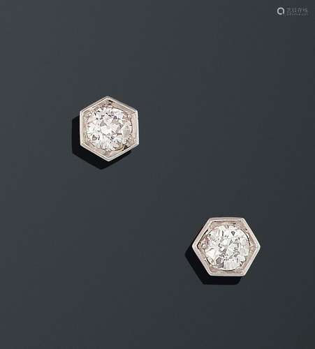 Paire de puces d’oreilles hexagonales en or gris, chacune or...