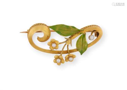 Broche en or jaune, sculptée de fleurs serties de perles et ...