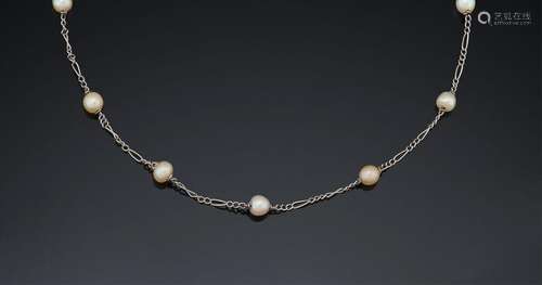 Collier en or gris, alterné de perles de culture. Les anneau...