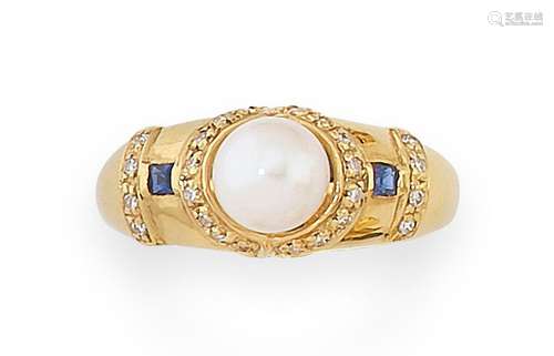 Bague en or jaune, ornée d’une perle de culture épaulée de d...