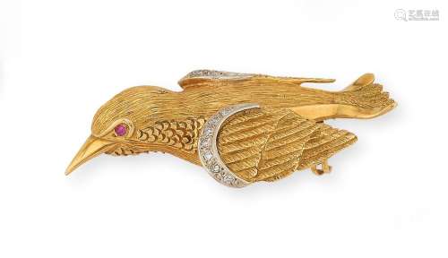 Broche « Oiseau » en or jaune ciselé, les ailes soulignées d...