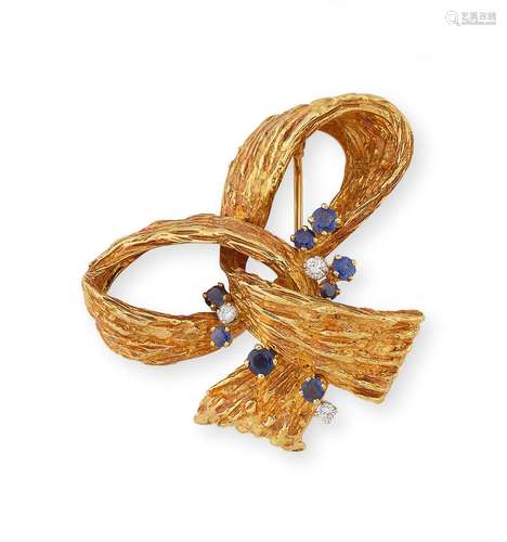 Broche « Nœud » en or jaune ciselé, ornée de diamants taillé...