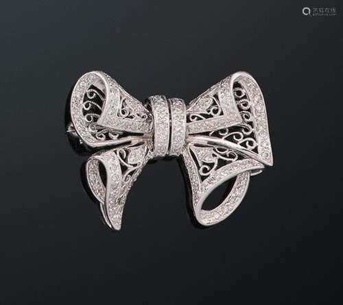 Broche « Nœud » en or gris, à motifs repercés de rinceaux pe...