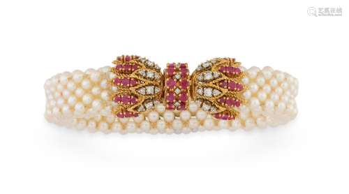 Bracelet composé de perles de culture, le fermoir en or jaun...