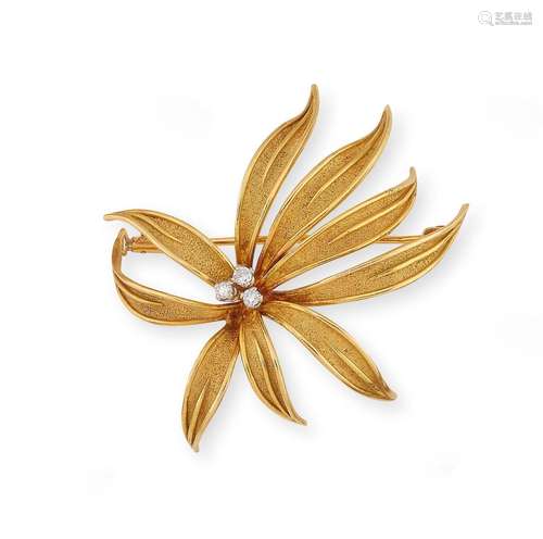 Broche « Feuille » en or jaune mat et poli, ornée de trois d...