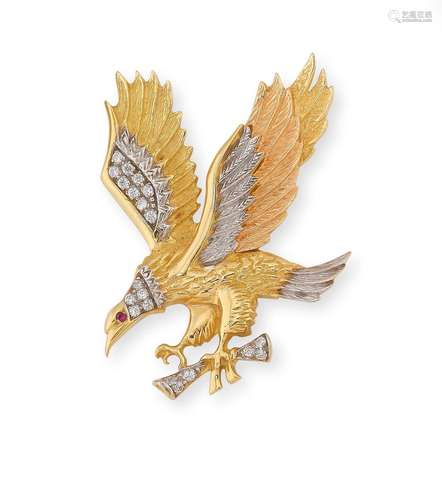 Broche « Aigle » en or de trois couleurs ciselé, soulignée d...