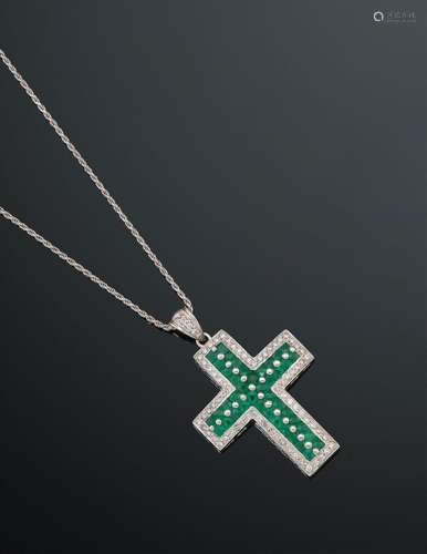 Pendentif « Croix » en or gris, orné d’émeraudes calibrées e...