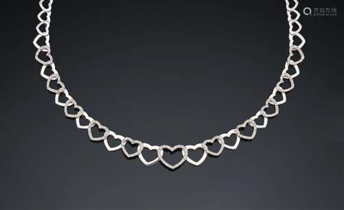 Collier en or gris, composé d’une chute de cœurs pavés de di...