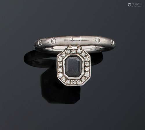 Bague composée d’un anneau en platine partiellement serti de...