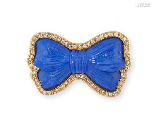 Broche « Nœud » en or jaune, ornée d’un lapis-lazuli sculpté...